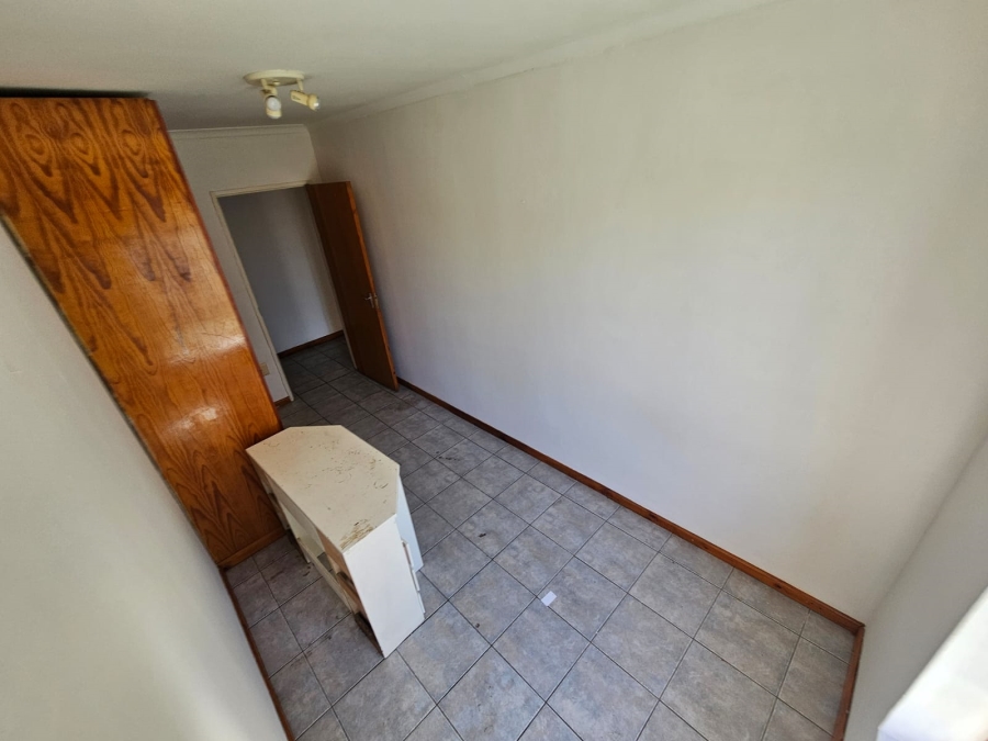 To Let 6 Bedroom Property for Rent in Loevenstein Western Cape